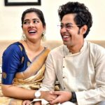 Ditipriya Roy Instagram - বগলা মামার শুটিং করার সময় এবং পরে ছবিটা দেখার সময় আমরা হাসি থামাতে পারিনি এক মুহূর্তের জন্যেও , আশাকরি আপনাদের সকলের একই অনুভূতি হবে l আজকে মুক্তি পেয়েছে আমাদের ছবির নতুন গান, দেখে নিন না দেখে থাকলে l আসছি আমরা শিগগিরই l Ditipriya Roy Song link in bio