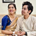Ditipriya Roy Instagram - বগলা মামার শুটিং করার সময় এবং পরে ছবিটা দেখার সময় আমরা হাসি থামাতে পারিনি এক মুহূর্তের জন্যেও , আশাকরি আপনাদের সকলের একই অনুভূতি হবে l আজকে মুক্তি পেয়েছে আমাদের ছবির নতুন গান, দেখে নিন না দেখে থাকলে l আসছি আমরা শিগগিরই l Ditipriya Roy Song link in bio