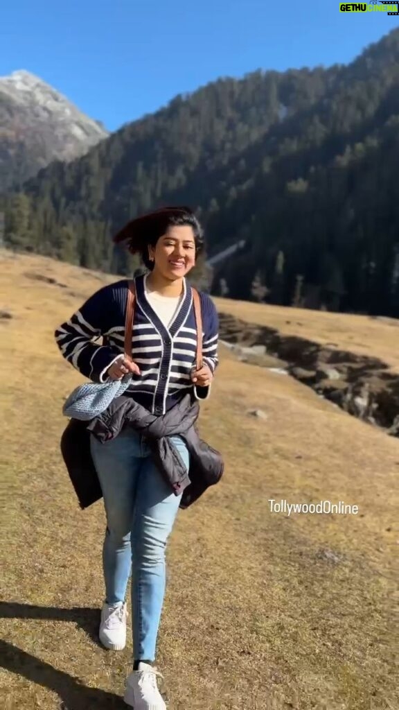 Ditipriya Roy Instagram - That's what you call natural beauty 😍 @roy_ditipriya #vacation #kashmir #winter Sonamarg - Kashmir