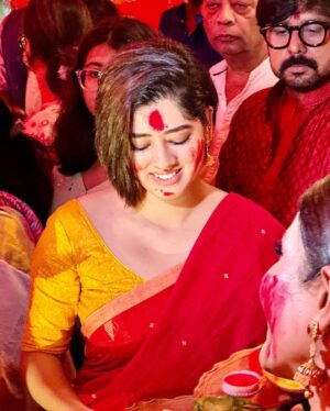 Ditipriya Roy Instagram - আবার এক বছরের অপেক্ষা……. 
.
.
. | শুভ বিজয়া | 🙏🏻♥️
.
.
.
.
.
.
.
. #bijoya #durgapuja #celebration #sindurkhela #2023 
#novotel #kolkata #mood #love #posing #candid #maa #waiting #oneyear #style #fashion #saree #shorthair #bengali #festival #traditional #ethnicity #lookbook #instagram #instalike #instadaily #instagood #insta