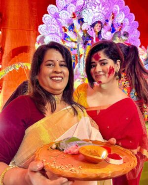 Ditipriya Roy Instagram - আবার এক বছরের অপেক্ষা……. 
.
.
. | শুভ বিজয়া | 🙏🏻♥️
.
.
.
.
.
.
.
. #bijoya #durgapuja #celebration #sindurkhela #2023 
#novotel #kolkata #mood #love #posing #candid #maa #waiting #oneyear #style #fashion #saree #shorthair #bengali #festival #traditional #ethnicity #lookbook #instagram #instalike #instadaily #instagood #insta