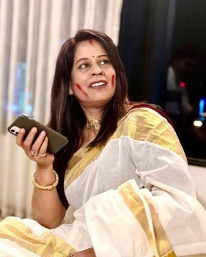 Ditipriya Roy Instagram - আবার এক বছরের অপেক্ষা……. 
.
.
. | শুভ বিজয়া | 🙏🏻♥️
.
.
.
.
.
.
.
. #bijoya #durgapuja #celebration #sindurkhela #2023 
#novotel #kolkata #mood #love #posing #candid #maa #waiting #oneyear #style #fashion #saree #shorthair #bengali #festival #traditional #ethnicity #lookbook #instagram #instalike #instadaily #instagood #insta