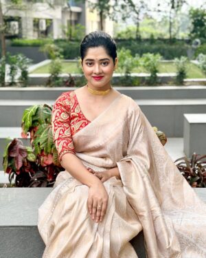 Ditipriya Roy Instagram - মায়ের শাড়ি-গয়না ছাড়া অষ্টমী অসম্পূর্ণ……..
.
. 
. । শুভ মহাষ্টমী । ♥️🙏🏻
.
.
.
.
.
.
.
. 
. #lookbook #mahastami #durgapuja #bengali #traditional #jewellery #saree #ethnicwear #bun #lipstick #bindi #fashion #style #mood #peace #love #instadaily #instafashion #instabook #instalike