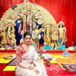 Ditipriya Roy Instagram - মায়ের শাড়ি-গয়না ছাড়া অষ্টমী অসম্পূর্ণ…….. . . . । শুভ মহাষ্টমী । ♥️🙏🏻 . . . . . . . . . #lookbook #mahastami #durgapuja #bengali #traditional #jewellery #saree #ethnicwear #bun #lipstick #bindi #fashion #style #mood #peace #love #instadaily #instafashion #instabook #instalike