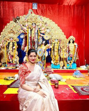 Ditipriya Roy Instagram - মায়ের শাড়ি-গয়না ছাড়া অষ্টমী অসম্পূর্ণ……..
.
. 
. । শুভ মহাষ্টমী । ♥️🙏🏻
.
.
.
.
.
.
.
. 
. #lookbook #mahastami #durgapuja #bengali #traditional #jewellery #saree #ethnicwear #bun #lipstick #bindi #fashion #style #mood #peace #love #instadaily #instafashion #instabook #instalike