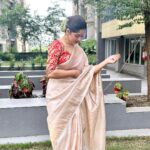 Ditipriya Roy Instagram - মায়ের শাড়ি-গয়না ছাড়া অষ্টমী অসম্পূর্ণ…….. . . . । শুভ মহাষ্টমী । ♥️🙏🏻 . . . . . . . . . #lookbook #mahastami #durgapuja #bengali #traditional #jewellery #saree #ethnicwear #bun #lipstick #bindi #fashion #style #mood #peace #love #instadaily #instafashion #instabook #instalike