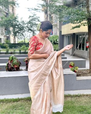 Ditipriya Roy Instagram - মায়ের শাড়ি-গয়না ছাড়া অষ্টমী অসম্পূর্ণ……..
.
. 
. । শুভ মহাষ্টমী । ♥️🙏🏻
.
.
.
.
.
.
.
. 
. #lookbook #mahastami #durgapuja #bengali #traditional #jewellery #saree #ethnicwear #bun #lipstick #bindi #fashion #style #mood #peace #love #instadaily #instafashion #instabook #instalike