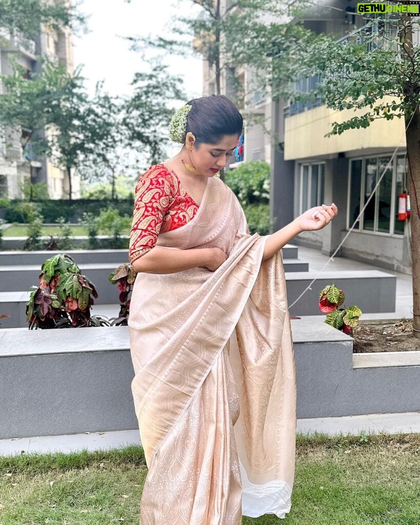 Ditipriya Roy Instagram - মায়ের শাড়ি-গয়না ছাড়া অষ্টমী অসম্পূর্ণ…….. . . . । শুভ মহাষ্টমী । ♥️🙏🏻 . . . . . . . . . #lookbook #mahastami #durgapuja #bengali #traditional #jewellery #saree #ethnicwear #bun #lipstick #bindi #fashion #style #mood #peace #love #instadaily #instafashion #instabook #instalike