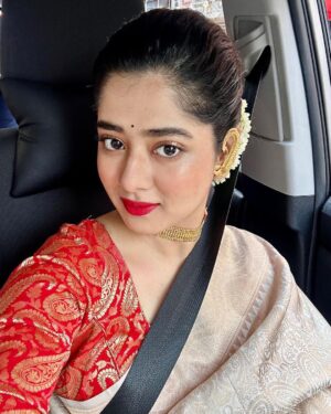 Ditipriya Roy Instagram - মায়ের শাড়ি-গয়না ছাড়া অষ্টমী অসম্পূর্ণ……..
.
. 
. । শুভ মহাষ্টমী । ♥️🙏🏻
.
.
.
.
.
.
.
. 
. #lookbook #mahastami #durgapuja #bengali #traditional #jewellery #saree #ethnicwear #bun #lipstick #bindi #fashion #style #mood #peace #love #instadaily #instafashion #instabook #instalike