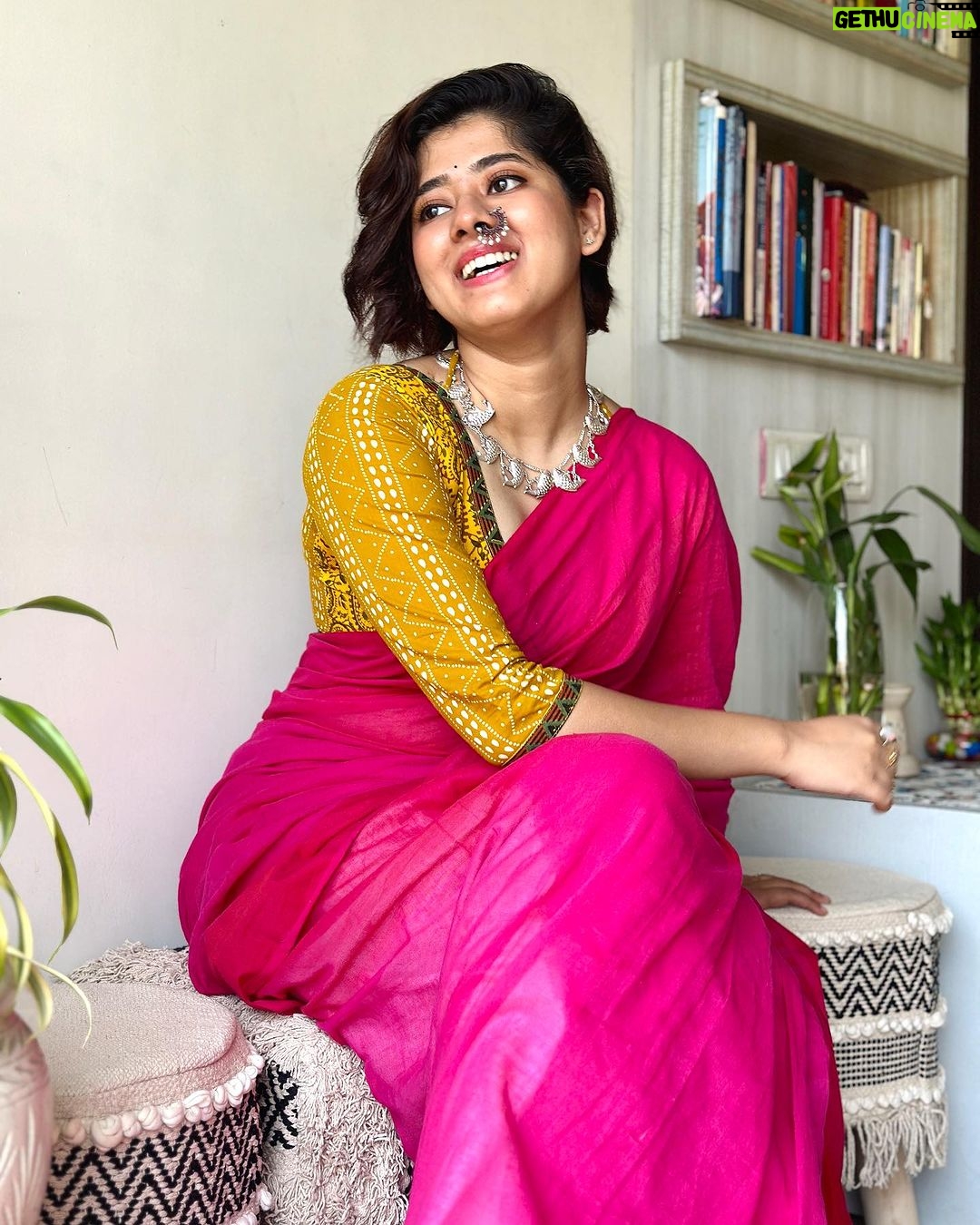 Ditipriya Roy Instagram - | দেবীপক্ষের সূচনা | 🙏🏻🩷 . . . . . . . . . . . 📷 মা . . . . #monday #mondayvibes #moods #pink #pujo #lookbook #ethnic #traditional #silver #positivity #peace #smile #loveyourself #instadaily #instafashion #instalove