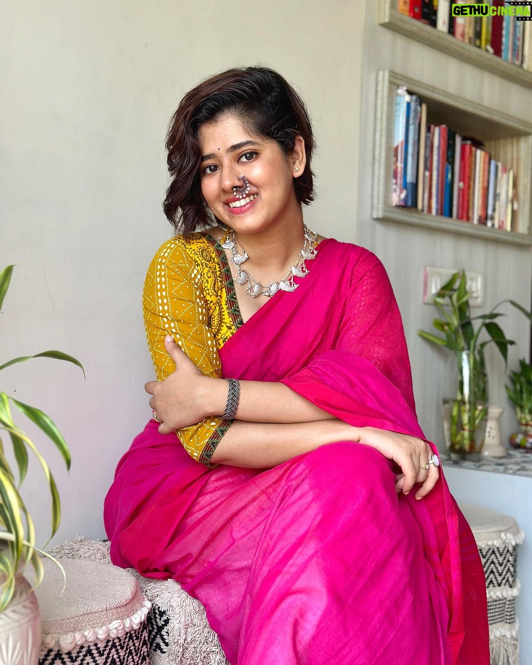Ditipriya Roy Instagram - | দেবীপক্ষের সূচনা | 🙏🏻🩷 . . . . . . . . . . . 📷 মা . . . . #monday #mondayvibes #moods #pink #pujo #lookbook #ethnic #traditional #silver #positivity #peace #smile #loveyourself #instadaily #instafashion #instalove
