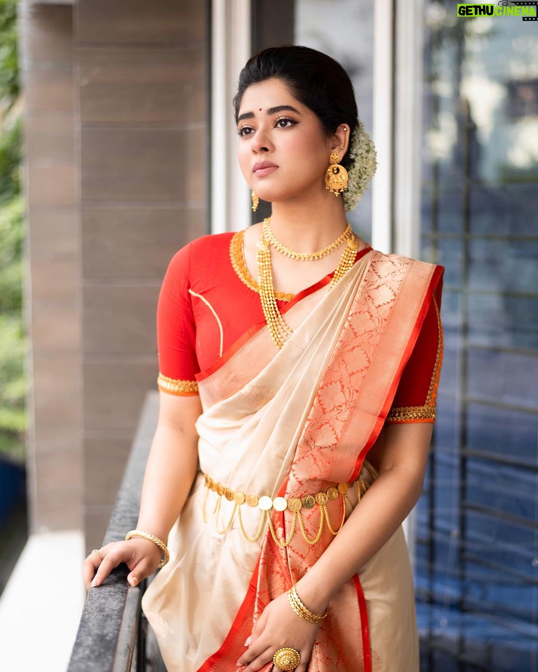 Ditipriya Roy Instagram - । শুভ শারদীয়া । ❤️🙏🏻 . . . . . . . . 📷 @a_fine_photographer @sourav3934 . . . . #saturday #saturdayvibes #saree #bengalilook #tradition #traditional #lookbok #pujo #mood #sarodiya #mahalaya #pujovibes #fashion #love #instafashion #instalike #instadaily