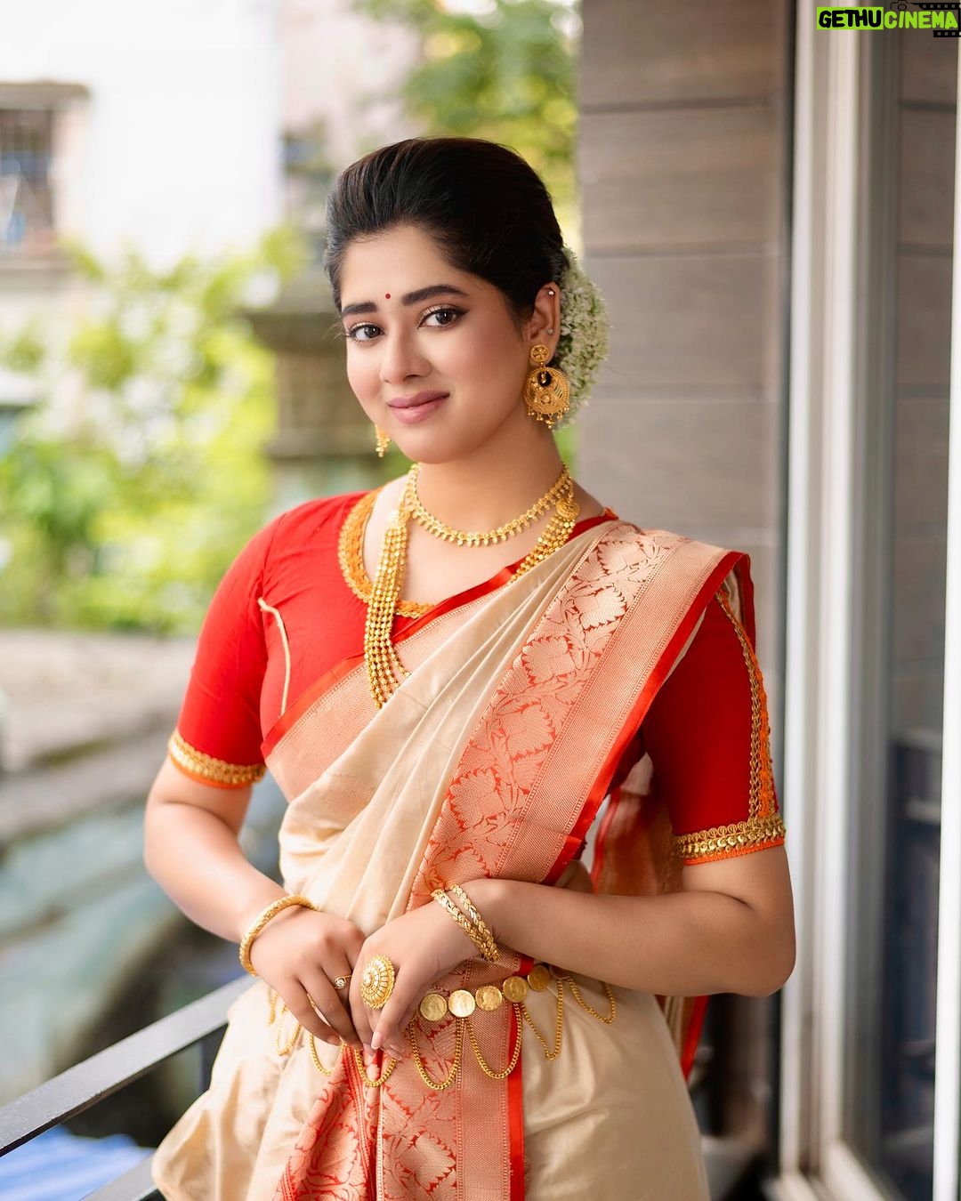 Ditipriya Roy Instagram - । শুভ শারদীয়া । ❤️🙏🏻 . . . . . . . . 📷 @a_fine_photographer @sourav3934 . . . . #saturday #saturdayvibes #saree #bengalilook #tradition #traditional #lookbok #pujo #mood #sarodiya #mahalaya #pujovibes #fashion #love #instafashion #instalike #instadaily