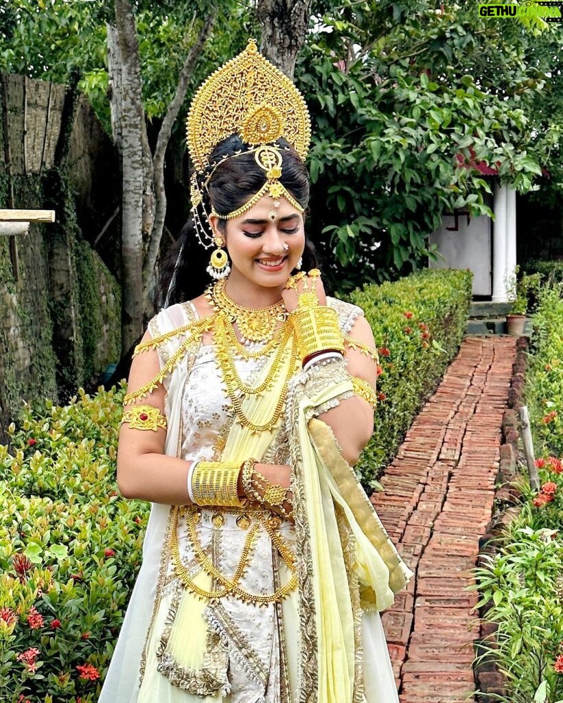 Ditipriya Roy Instagram - দেখুন নবপত্রিকায়ে দেবীবরণ , কাল ঠিক ভোর ৫ টায়ে জি বাংলায়……. . . . . . . . #mahalaya #devi #parvati #mahalakshmi #mahasaraswati #mahakali #lookbook #goddess #behindthescenes #positivity #instadaily #instamood #instalove