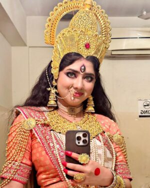 Ditipriya Roy Instagram - দেখুন নবপত্রিকায়ে দেবীবরণ , কাল ঠিক ভোর ৫ টায়ে জি বাংলায়……. 
.
.
.
.
.
.
. #mahalaya #devi #parvati #mahalakshmi #mahasaraswati #mahakali #lookbook #goddess #behindthescenes #positivity #instadaily #instamood #instalove