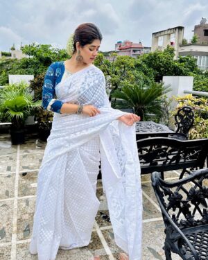 Ditipriya Roy Instagram - ঠিক সন্ধ্যে নামার মুখে…🍃 🍁🍂⛅️ 
.
.
.
.
.
.
.
.
. #shoot #shootdiaries #lookbook #eyes #expression #ethnic #bengali #silverjewelry #flowers #weather #clouds #rain #wednesday #wednesdaywisdom #mood #instadaily #instafashion #instalike #instalove