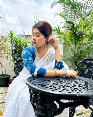 Ditipriya Roy Instagram - ঠিক সন্ধ্যে নামার মুখে…🍃 🍁🍂⛅️ 
.
.
.
.
.
.
.
.
. #shoot #shootdiaries #lookbook #eyes #expression #ethnic #bengali #silverjewelry #flowers #weather #clouds #rain #wednesday #wednesdaywisdom #mood #instadaily #instafashion #instalike #instalove