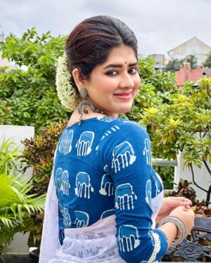 Ditipriya Roy Instagram - ঠিক সন্ধ্যে নামার মুখে…🍃 🍁🍂⛅️ 
.
.
.
.
.
.
.
.
. #shoot #shootdiaries #lookbook #eyes #expression #ethnic #bengali #silverjewelry #flowers #weather #clouds #rain #wednesday #wednesdaywisdom #mood #instadaily #instafashion #instalike #instalove