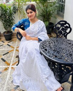 Ditipriya Roy Instagram - ঠিক সন্ধ্যে নামার মুখে…🍃 🍁🍂⛅️ . . . . . . . . . #shoot #shootdiaries #lookbook #eyes #expression #ethnic #bengali #silverjewelry #flowers #weather #clouds #rain #wednesday #wednesdaywisdom #mood #instadaily #instafashion #instalike #instalove