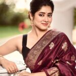 Ditipriya Roy Instagram - वोह तेरे मेरे इश्क़ का इक शायराना दौर सा था, वो में भी कोई और ही थी वो तू भी कोई और ही था . . . . . . . . . . 📷 @subhadeep.dhar . 💄 @ameeth_dash . 👗 @sampurna_dey_100 . . . . #saturday #mood #saree #retro #lookbook #bun #messybun #fashion #positivity #peace #smile #traditional #saturdayvibes #instadaily #instafashion #instamood Nihar on the Ganges