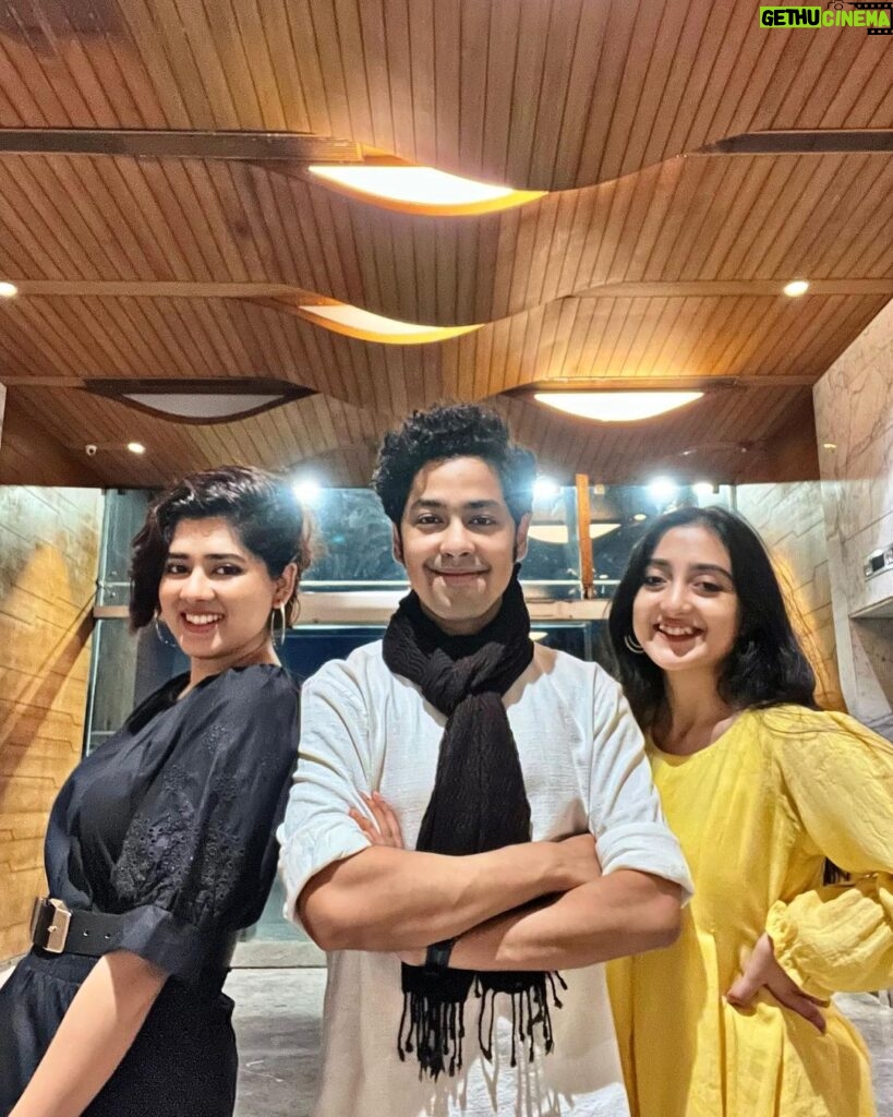 Ditipriya Roy Instagram - When some laughter and madness fills up the crack between similarities and differences . What a wonderful evening with two immensely talented artists and friends ! @surangana_bandyopadhyay @roy_ditipriya