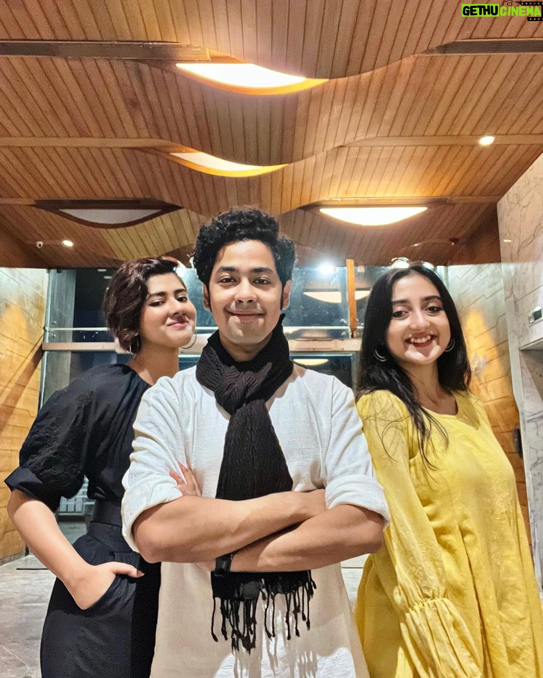 Ditipriya Roy Instagram - When some laughter and madness fills up the crack between similarities and differences . What a wonderful evening with two immensely talented artists and friends ! @surangana_bandyopadhyay @roy_ditipriya