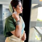 Ditipriya Roy Instagram - পুজো আসছে…..❤️ . . . . . . . . . Make-up @ameeth_dash . Styled by @_nandy_009 . . . . #friday #pujo #bengali #saree #ethnicity #jewellery #bun #lookbook #mood #positivity #sky #september #insearchofpeace #instadaily #instalike #instafashion