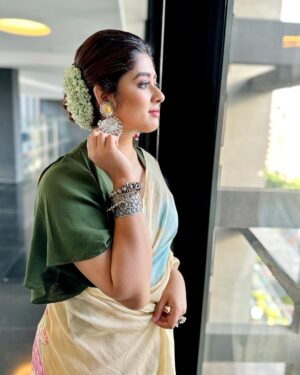 Ditipriya Roy Instagram - পুজো আসছে…..❤️
.
.
.
.
.
.
.
.
. Make-up @ameeth_dash 
. Styled by @_nandy_009 
.
.
.
. #friday #pujo #bengali #saree #ethnicity #jewellery #bun #lookbook #mood #positivity #sky #september #insearchofpeace #instadaily #instalike #instafashion