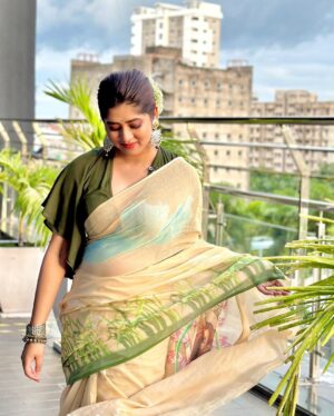 Ditipriya Roy Instagram - পুজো আসছে…..❤️
.
.
.
.
.
.
.
.
. Make-up @ameeth_dash 
. Styled by @_nandy_009 
.
.
.
. #friday #pujo #bengali #saree #ethnicity #jewellery #bun #lookbook #mood #positivity #sky #september #insearchofpeace #instadaily #instalike #instafashion