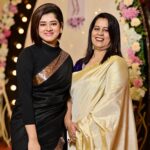 Ditipriya Roy Instagram - মায়ের সঙ্গে পুচির বিয়েতে ফ্রেমবন্দী ! ❤️ . . . . . . . . . 📷 @twc2014india . . . . #friday #motherdaughter #bengali #wedding #saree #traditional #lookbook #fashion #pose #moments #love #happiness #lookbook #precious #december #mood #smile #instagood #instadaily #instalike