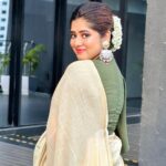 Ditipriya Roy Instagram - পুজো আসছে…..❤️ . . . . . . . . . Make-up @ameeth_dash . Styled by @_nandy_009 . . . . #friday #pujo #bengali #saree #ethnicity #jewellery #bun #lookbook #mood #positivity #sky #september #insearchofpeace #instadaily #instalike #instafashion