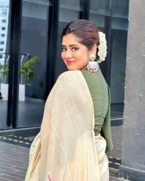 Ditipriya Roy Instagram - পুজো আসছে…..❤️
.
.
.
.
.
.
.
.
. Make-up @ameeth_dash 
. Styled by @_nandy_009 
.
.
.
. #friday #pujo #bengali #saree #ethnicity #jewellery #bun #lookbook #mood #positivity #sky #september #insearchofpeace #instadaily #instalike #instafashion