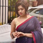 Ditipriya Roy Instagram - শত আলোকবর্ষ পার করেও থাকব অপেক্ষাতে, যদি সব গ্রহ তারা সাক্ষ্য দেয় তুমি ফিরবে, এই আশ্বাসে…… . . . . . . . . 📷 @debolinaadas 😘 . . . . . #sunday #saree #moments #colours #lyrics #mood #shorthair #posing #kajol #ethnicwear #ethnicjewellery #positivity #vibes #love #instadaily #instafashion #instamood #instalike