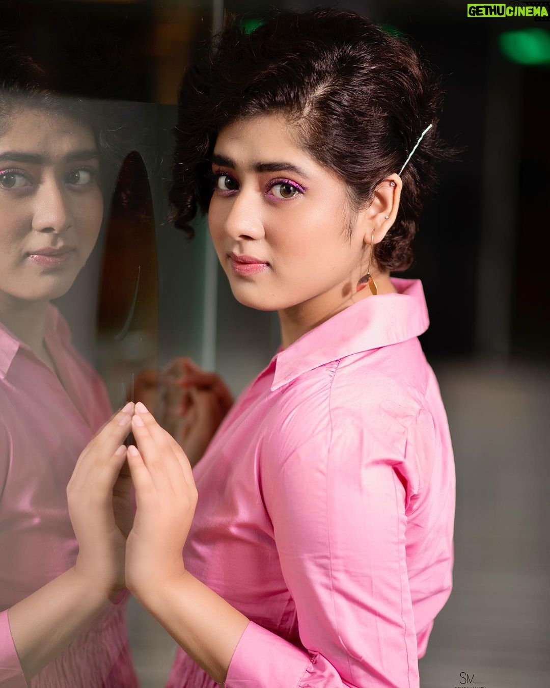 Ditipriya Roy Instagram - Not your Barbie girl, I'm living in my own worldβ¦..π . . . . . π· @sourav3934 . π @rajdeeptuya_official . π @_nandy_009 . π @talentwala.in . @novotelkolkata . . . . #tuesday #mood #pink #barbie #lookbook #pinkeyeshadow #love #positivity #vibes #shorthair #dress #posing #instadaily #instafashion #instalike #instamood Novotel Kolkata- Hotel & Residence