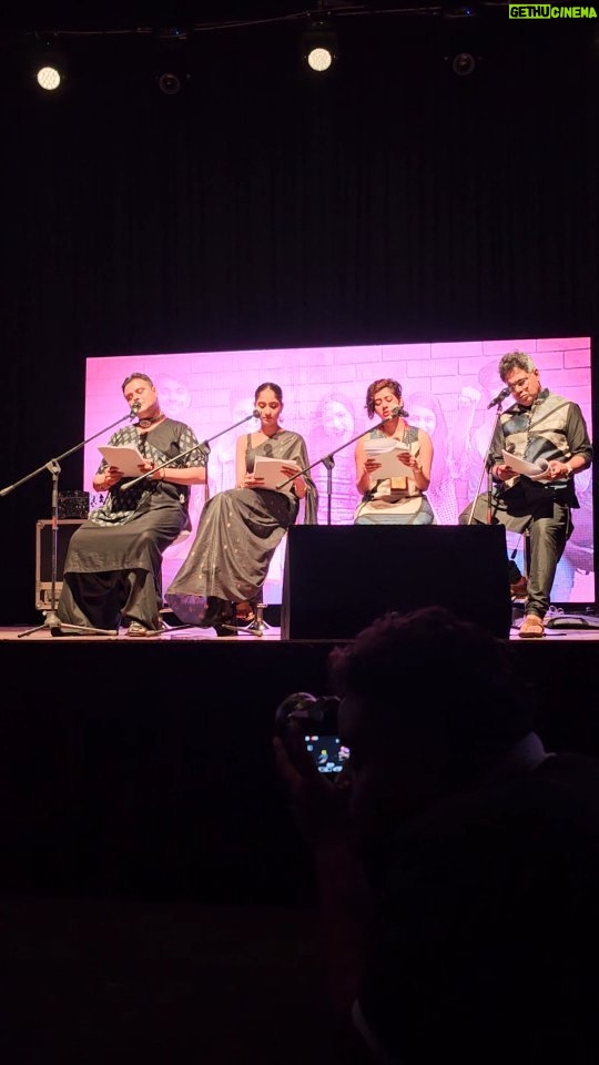 Ditipriya Roy Instagram - দেখা হলো সদনে... অসাধারণ পরিবেশন ..টিম @durnibar সাথে @mirafsarali @roy_ditipriya @mohorsen710 @sujoyprosad নন্দন রবীন্দ্রসদন প্রাঙ্গণ