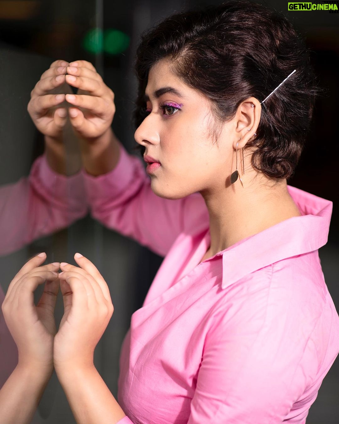Ditipriya Roy Instagram - Not your Barbie girl, I'm living in my own worldβ¦..π . . . . . π· @sourav3934 . π @rajdeeptuya_official . π @_nandy_009 . π @talentwala.in . @novotelkolkata . . . . #tuesday #mood #pink #barbie #lookbook #pinkeyeshadow #love #positivity #vibes #shorthair #dress #posing #instadaily #instafashion #instalike #instamood Novotel Kolkata- Hotel & Residence