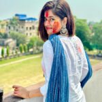 Ditipriya Roy Instagram - अपने ही रंग में मुझ को रंग दे , धीमे-धीमे रंग में मुझ को रंग दे ♥️💫 . . . . . . . . . . 📷 @dwijitalize . . . . . . .#tuesday #tuesdayvibes #colours #colourburst #holi #festival #ethnicwear #earrings #fashion #love #family #posing #friends #happysoul #positivity #positivevibes #lookbook #shorthair #instalike #instadaily #instamood #instafashion #instalove