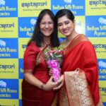 Ditipriya Roy Instagram - Where timeless elegance meets the contemporary diva ✨ Pratibha Di & Ditipriya Roy at the Grand launch of "Saptapuri", Wedding Collection'23 at our Rashbehari Store A mesmerizing bridal collection inspired from the seven holy cities of India, where each ensemble resembles a unique cultural and spiritual tapestry. Visit us know🛍️ And stay tuned to know more #SaatVachanPyaarKe #bridalcollection #bridalsaree #weavesofindia #weddingweaves #heritageweaves