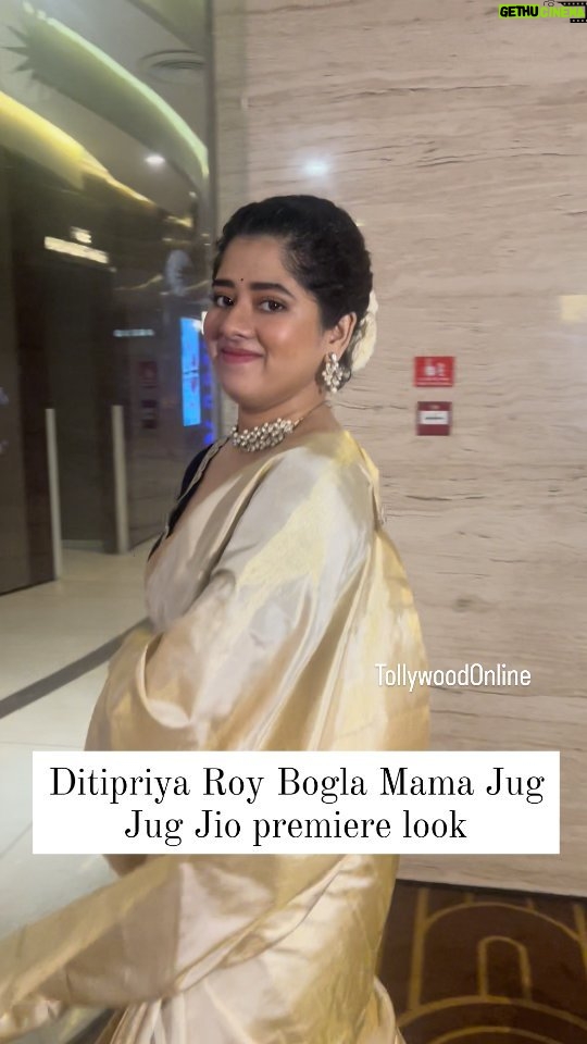 Ditipriya Roy Instagram - এক ললনা করেছে ইন্দ্রজাল @roy_ditipriya ♥️ We are in awe of this bong look of #ditipriya from #BoglaMamaJugJugJio premiere..Movie in cinemas tomorrow 🎥 #TOSpotted