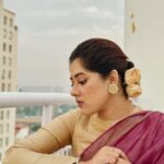 Ditipriya Roy Instagram - আসবে যবে ঘরের মাঝে মেঘলা হয়ে এসো, শ্রান্ত চিবুক অন্তরালে বিষন্নতায় ভেসো…… . . . . . . . . . . #saturday #saturdaymorning #saree #lookbook #inbetweenlines #bun #ethnic #ethnicfashion #traditional #promotion #peace #happiness #smile #eyes #instadaily #instafashion #instabook #instalike #instalove