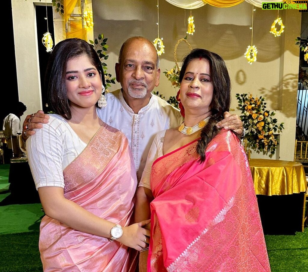 Ditipriya Roy Instagram - যারা হাজারো দুঃখ ,কষ্ট ,রাগ ,অভিমান ,ঝগড়া ,মনখারাপ কে সাথে নিয়েও প্রতিনিয়ত ভালোবাসতে শিখিয়েছে , কাল তাদের বন্ধুত্বের ২৫ তম জন্মদিনের কিছু মূহুর্ত . শুভ বিবাহবার্ষিকী ❤️ . . . . . . . . . . . . . . . #sunday #anniversary #parents #25thanniversary #celebration #family #gathering #gettogether #love #mood #happyfaces #posing #stylefashion #sundayfunday #sundayvibes #instadaily #maa #baba #lookbook #instamood #instalike #instafashion #instalove #instahome #instagram Home Sweet Home