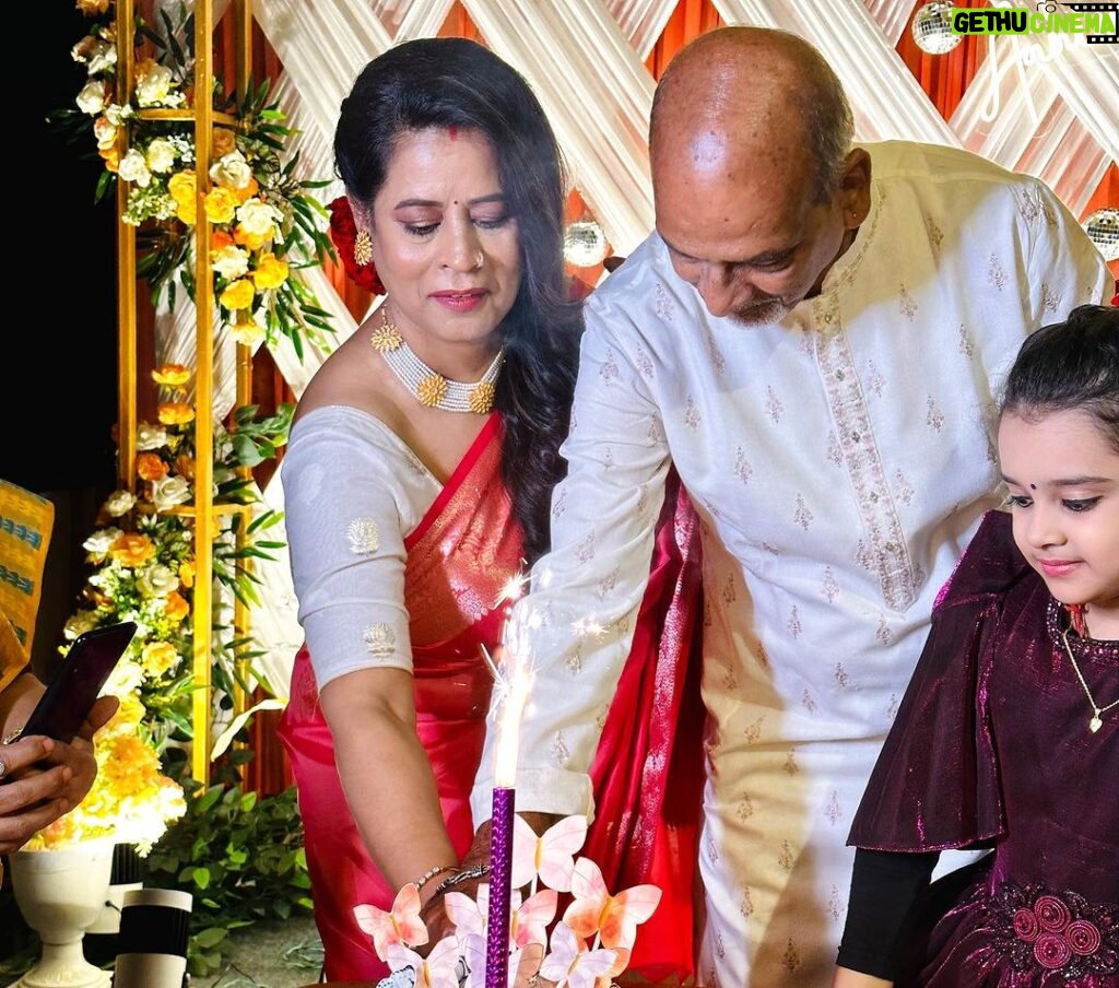 Ditipriya Roy Instagram - যারা হাজারো দুঃখ ,কষ্ট ,রাগ ,অভিমান ,ঝগড়া ,মনখারাপ কে সাথে নিয়েও প্রতিনিয়ত ভালোবাসতে শিখিয়েছে , কাল তাদের বন্ধুত্বের ২৫ তম জন্মদিনের কিছু মূহুর্ত . শুভ বিবাহবার্ষিকী ❤️ . . . . . . . . . . . . . . . #sunday #anniversary #parents #25thanniversary #celebration #family #gathering #gettogether #love #mood #happyfaces #posing #stylefashion #sundayfunday #sundayvibes #instadaily #maa #baba #lookbook #instamood #instalike #instafashion #instalove #instahome #instagram Home Sweet Home