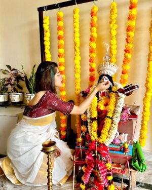 Ditipriya Roy Instagram - || শুভ বসন্তপঞ্চমী || 🙏🏻♥️
.
.
.
.
.
.
.
. 📷 @dwijitalize ♥️
.
.
. #basantpanchami #saraswati #lookbook #bengali #ethnic #saree #sareelove #shorthair #goals #love #peace #mood #fashion #style #wednesday #wednesdaywisdom #instadaily #instalike #instamood #instafashion #instamood #instalove