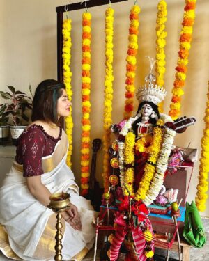 Ditipriya Roy Instagram - || শুভ বসন্তপঞ্চমী || 🙏🏻♥️
.
.
.
.
.
.
.
. 📷 @dwijitalize ♥️
.
.
. #basantpanchami #saraswati #lookbook #bengali #ethnic #saree #sareelove #shorthair #goals #love #peace #mood #fashion #style #wednesday #wednesdaywisdom #instadaily #instalike #instamood #instafashion #instamood #instalove