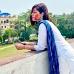 Ditipriya Roy Instagram - अपने ही रंग में मुझ को रंग दे , धीमे-धीमे रंग में मुझ को रंग दे ♥️💫 . . . . . . . . . . 📷 @dwijitalize . . . . . . .#tuesday #tuesdayvibes #colours #colourburst #holi #festival #ethnicwear #earrings #fashion #love #family #posing #friends #happysoul #positivity #positivevibes #lookbook #shorthair #instalike #instadaily #instamood #instafashion #instalove