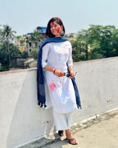 Ditipriya Roy Instagram - अपने ही रंग में मुझ को रंग दे , धीमे-धीमे रंग में मुझ को रंग दे ♥️💫 . . . . . . . . . . 📷 @dwijitalize . . . . . . .#tuesday #tuesdayvibes #colours #colourburst #holi #festival #ethnicwear #earrings #fashion #love #family #posing #friends #happysoul #positivity #positivevibes #lookbook #shorthair #instalike #instadaily #instamood #instafashion #instalove