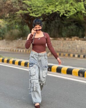 Divya Sharma Instagram - 🤎𝘖 𝘈𝘢𝘬𝘩 𝘔𝘪𝘭𝘢𝘬𝘦 𝘋𝘪𝘭 𝘋𝘦𝘩𝘭𝘢𝘢𝘬𝘦 𝘎𝘢𝘺𝘢 𝘒𝘢𝘢𝘭𝘫𝘢 𝘒𝘢𝘢𝘵 𝘙𝘦 𝘞𝘰🤎
#divyaofficial09 
#diamondsofdivya