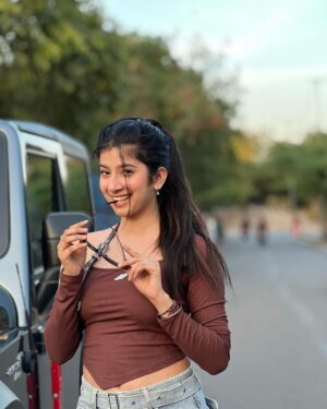 Divya Sharma Instagram - 🤎𝘖 𝘈𝘢𝘬𝘩 𝘔𝘪𝘭𝘢𝘬𝘦 𝘋𝘪𝘭 𝘋𝘦𝘩𝘭𝘢𝘢𝘬𝘦 𝘎𝘢𝘺𝘢 𝘒𝘢𝘢𝘭𝘫𝘢 𝘒𝘢𝘢𝘵 𝘙𝘦 𝘞𝘰🤎
#divyaofficial09 
#diamondsofdivya