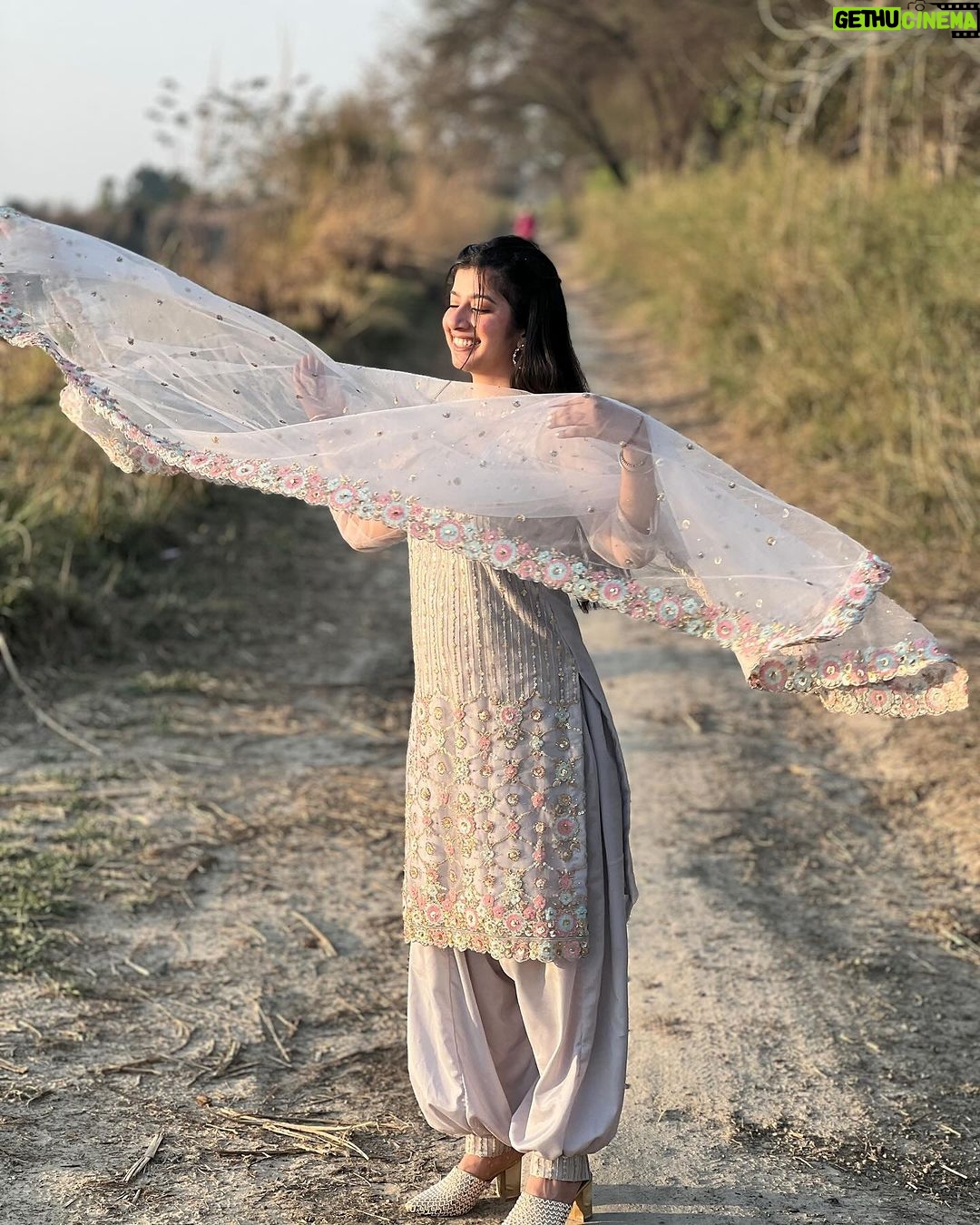 Divya Sharma - 235.9K Likes - देखा हज़ारो दफ़ा आपको फिर बेकरारी कैसी है❤️🪕
#divyaofficial09
#diamondsofdivya