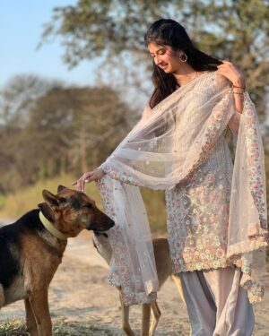 Divya Sharma Instagram - देखा हज़ारो दफ़ा आपको फिर बेकरारी कैसी है❤️🪕
#divyaofficial09 
#diamondsofdivya